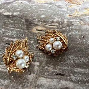 Stunning Vintage Coro Earrings with pearls and rhinestones